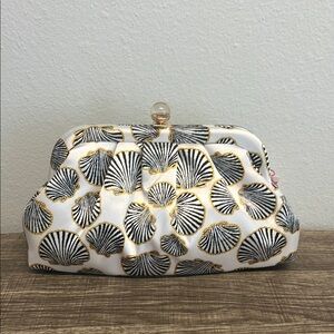 Isaac Mizrahi | Seashell Motif Clutch w/ Crossbody ✨
